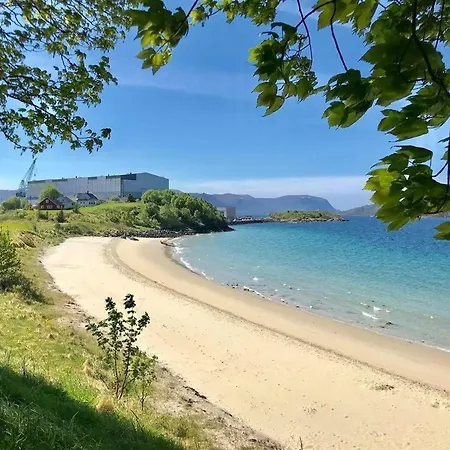 Lundenhuset 1917 - Historic House In The Heart Of Ulsteinvik