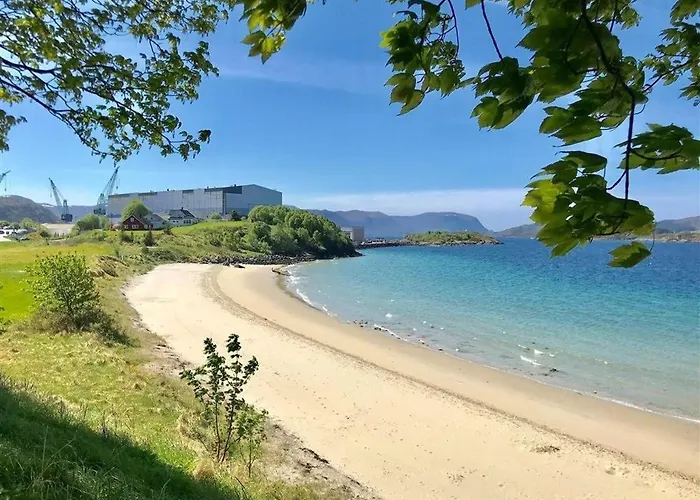 Lundenhuset 1917 - Historic House In The Heart Of Ulsteinvik